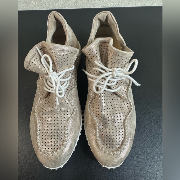 Diba True Poker Hand Rose Gold Sneakers size 10 - Picture 1 of 7